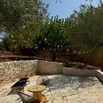 Trullo Tra Ulivi Secolari Nella Valle D'Itria Остуни
