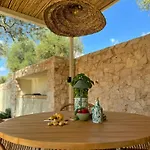 Trullo Tra Ulivi Secolari Nella Valle D'Itria Остуни